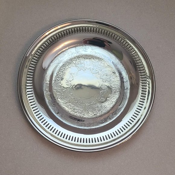 Round Silver Decorative Plate - Picture 3 of 11